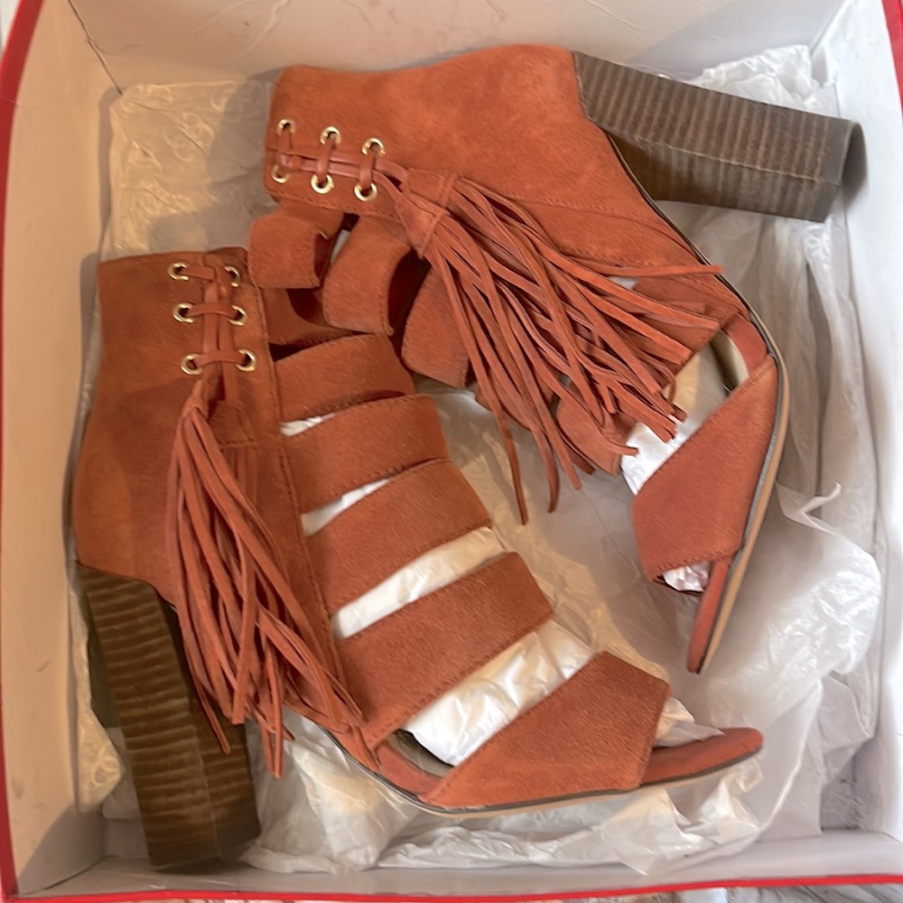 🛍️NEW GUESS Women's Suede Dress Sandals with Chunky Heel - Picture 2 of 2